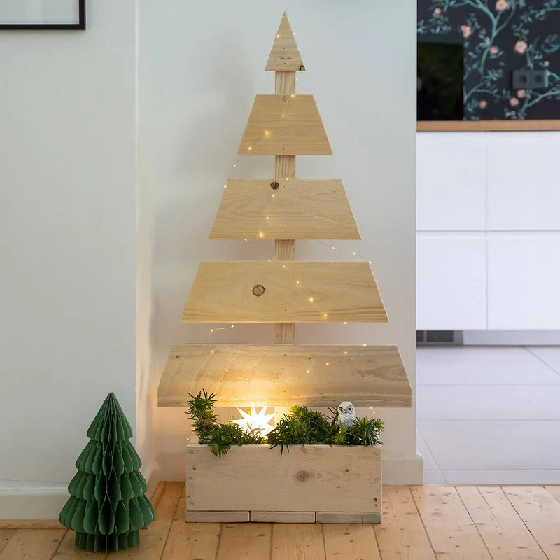 Holz-Tannenbaum mit Dekokasten