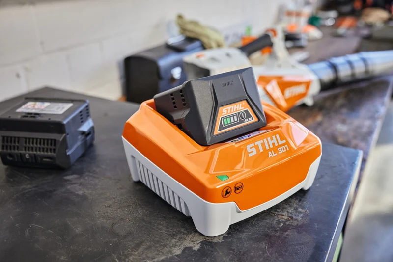 STIHL Schnellladegerät AL 301.1