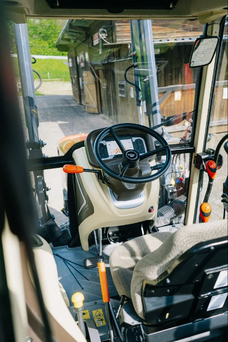 Tafe Allrad-Universalschlepper 7515C mit Kabine, Frontlader und AS-Bereifung