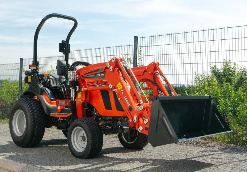 Tafe Allrad-Universalschlepper 6020M mit Frontlader und OPG-Schutzvorrichtung Grundmaschine ohne Bereifung