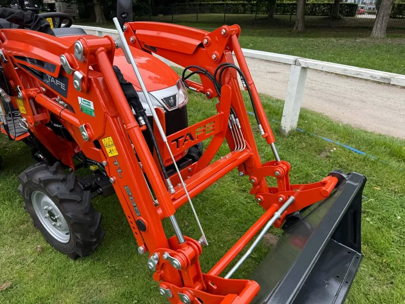Tafe Allrad-Universalschlepper 6020M mit Frontlader und OPG-Schutzvorrichtung Grundmaschine ohne Bereifung