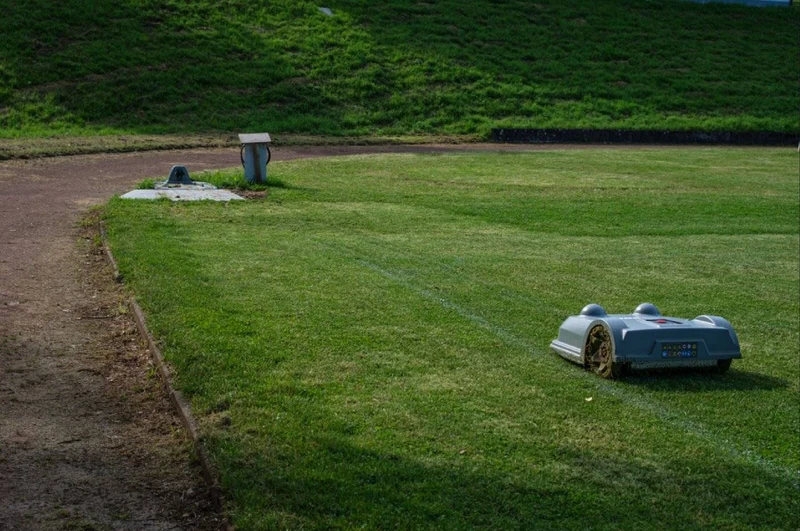 ECHO Mähroboter TM-850 - für Sportplätze und Großflächen