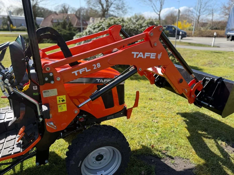 Tafe Allrad-Universalschlepper 6028H mit Frontlader und OPG-Schutzvorrichtung Grundmaschine ohne Bereifung