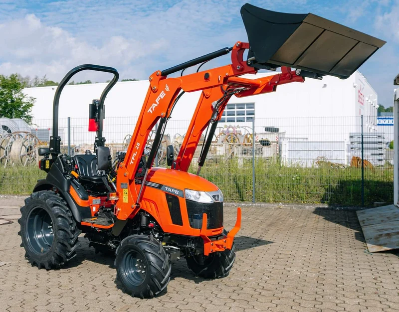 Tafe Allrad-Universalschlepper 6028M mit Frontlader und OPG-Schutzvorrichtung Grundmaschine ohne Bereifung