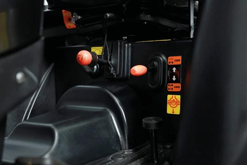 Solis Kompakttraktor 26 HST Panther in schwarz mit Kabine Grundmaschine ohne Bereifung