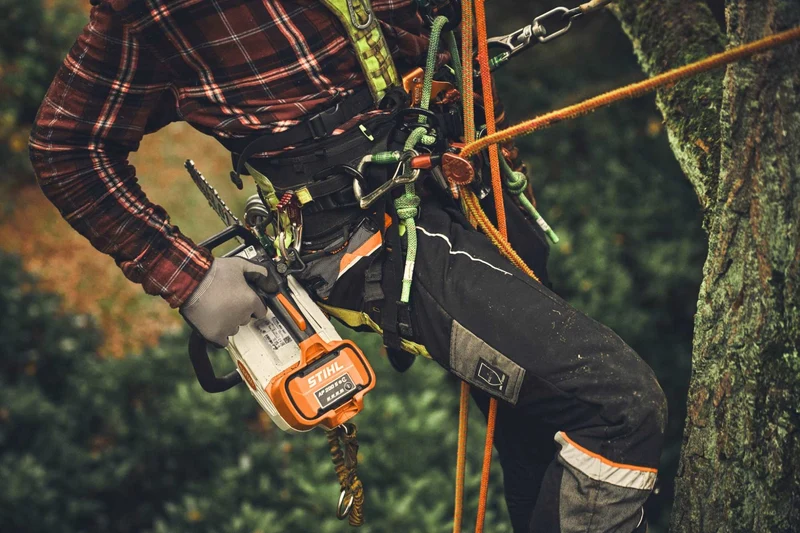 STIHL Akku-Baumpflegesäge MSA 220 T, PS3, Schienenlänge 35 cm - ohne Akku und Ladegerät
