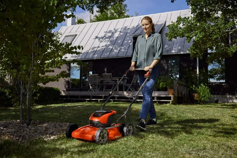 Husqvarna Akku-Mulchmäher LB 144i mit Akku B140 und Ladegerät C80