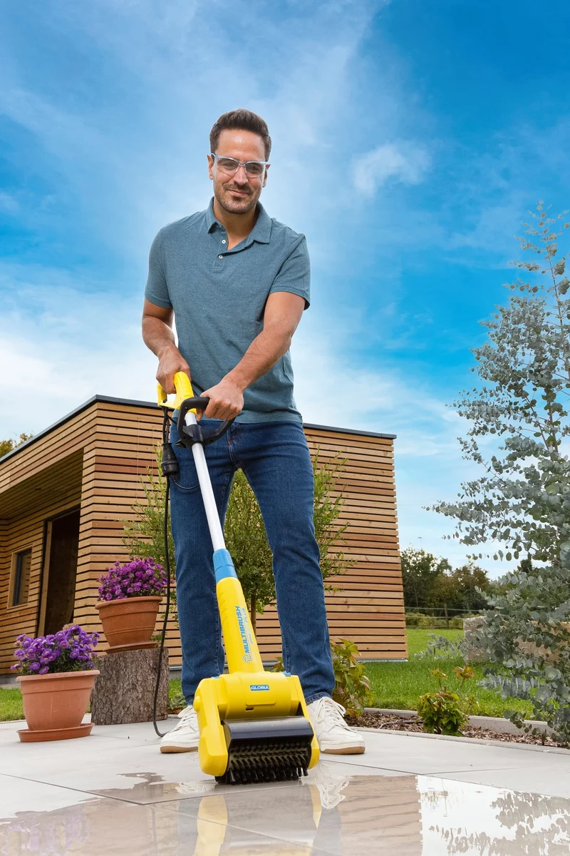 GLORIA MultiBrush speedcontrol 230 V – Multifunktionale Elektrobürste für Terrassen, Fugen, Holz- und Rasenflächen