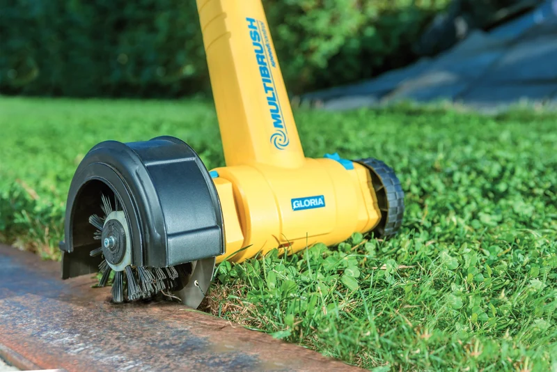 GLORIA MultiBrush speedcontrol 230 V – Multifunktionale Elektrobürste für Terrassen, Fugen, Holz- und Rasenflächen