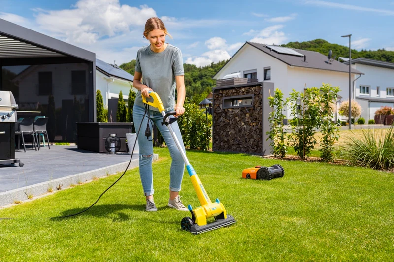 GLORIA MultiBrush speedcontrol 230 V – Multifunktionale Elektrobürste für Terrassen, Fugen, Holz- und Rasenflächen