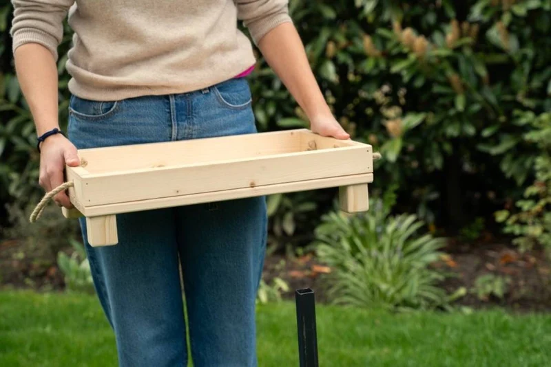 Höhenverstellbarer Gartenstecktisch mit Tablett
