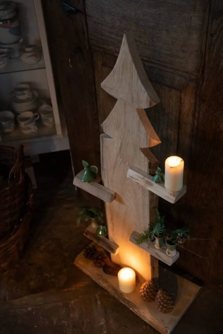 Holztanne mit Ablagen
