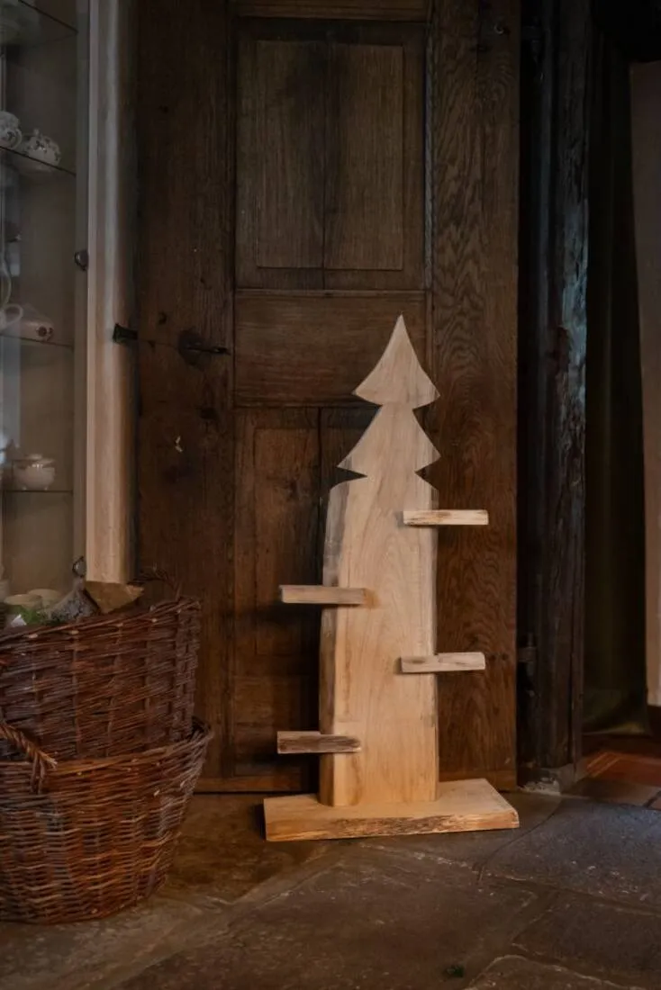 Holztanne mit Ablagen