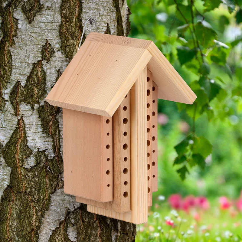 Bienenhaus aus vier Holzarten mit Saatgut Bienenschmaus