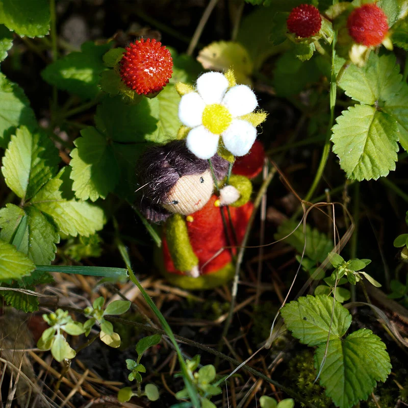 Handgenähtes Filzpüppchen Erdbeermädchen