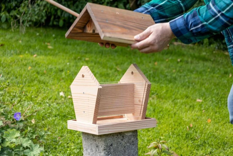 Vogelhaus mit Futterdepot