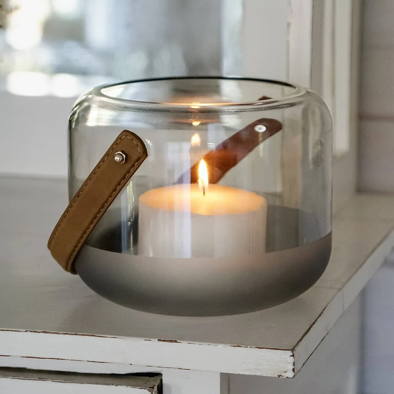 Windlicht aus Glas mit Ledergriff