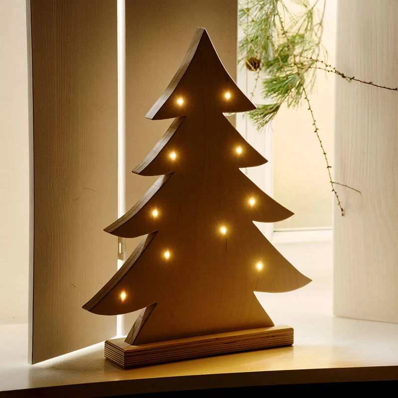 Holztannenbaum beleuchtet