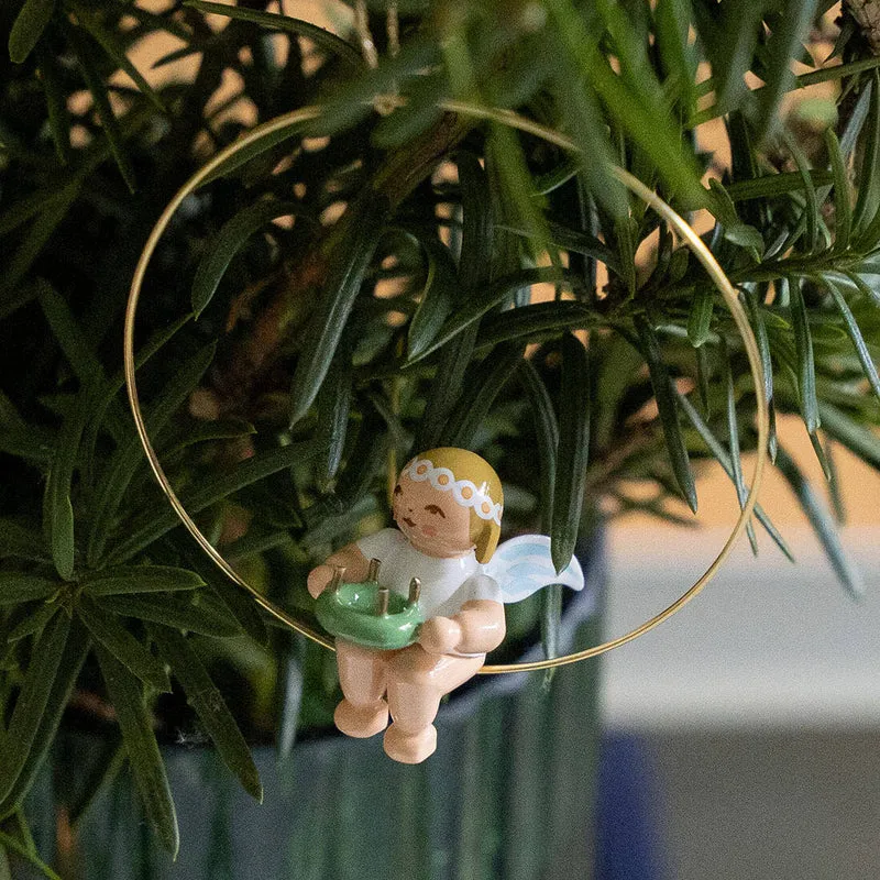 Christbaum-Engel im Ring mit goldenen Kerzen