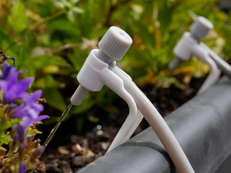 Yard Force LX SR01 Solar-Bewässerungs-System (Für 5 Pflanzen, 2000 mAh Akku) – Autarkes Tropfbewässerungs-Set inkl. Timer, 5m Schlauch & Pumpe für Balkon & Urlaub