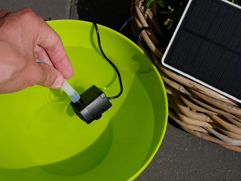 Yard Force LX SR01 Solar-Bewässerungs-System (Für 5 Pflanzen, 2000 mAh Akku) – Autarkes Tropfbewässerungs-Set inkl. Timer, 5m Schlauch & Pumpe für Balkon & Urlaub