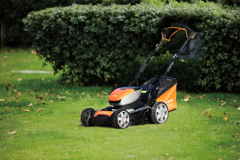 Yard Force LM C46 Akku-Rasenmäher 40V mit Radantrieb (46 cm, Stahldeck) – 3-in-1 Mulchmäher inkl. 2x 20V 5,0 Ah Akkus & 55L Fangkorb (bis 600 m²)