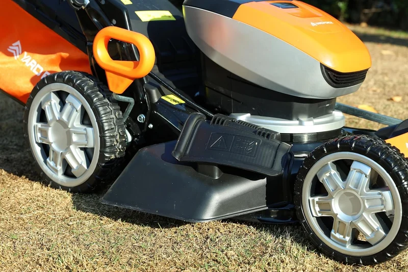 Yard Force LM C46 Akku-Rasenmäher 40V mit Radantrieb (46 cm, Stahldeck) – 3-in-1 Mulchmäher inkl. 2x 20V 5,0 Ah Akkus & 55L Fangkorb (bis 600 m²)