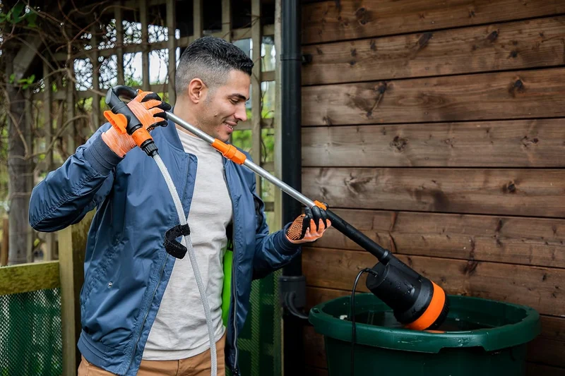 Yard Force LX CWP1 20V Akku-Tauchpumpe & Regenfasspumpe (2000 l/h, 2 bar, 3 m Tiefe) – Kabellose Wasserpumpe inkl. 2,5 Ah Akku & Teleskoprohr