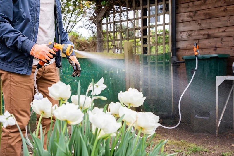 Yard Force LX CWP1 20V Akku-Tauchpumpe & Regenfasspumpe (2000 l/h, 2 bar, 3 m Tiefe) – Kabellose Wasserpumpe inkl. 2,5 Ah Akku & Teleskoprohr