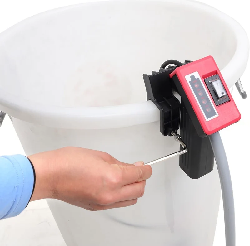 Yard Force LX AWP1 12V Akku-Tauchpumpe & Regenfasspumpe (1500 l/h, 11 m Förderhöhe) – Kabellose Wasserpumpe inkl. 2,0 Ah Akku & Ladegerät