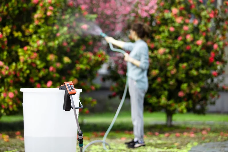 Yard Force LX AWP1 12V Akku-Tauchpumpe & Regenfasspumpe (1500 l/h, 11 m Förderhöhe) – Kabellose Wasserpumpe inkl. 2,0 Ah Akku & Ladegerät