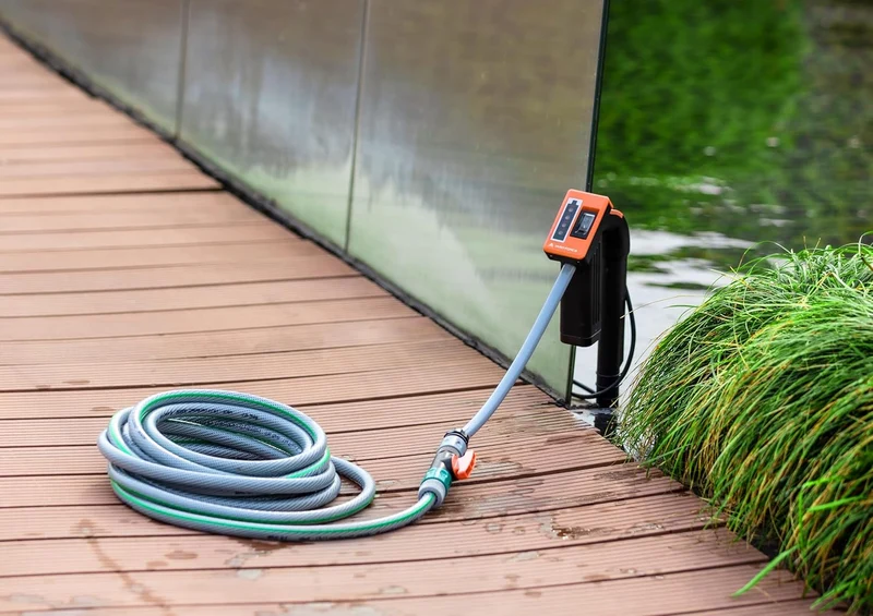 Yard Force LX AWP1 12V Akku-Tauchpumpe & Regenfasspumpe (1500 l/h, 11 m Förderhöhe) – Kabellose Wasserpumpe inkl. 2,0 Ah Akku & Ladegerät