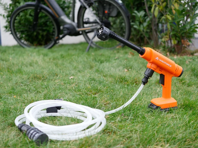 Yard Force LW C02B 20V Akku-Mitteldruckreiniger (22 bar, 220 l/h) – Mobiler, selbstansaugender Druckreiniger mit 5-in-1-Düse, 6m Schlauch & 2,5 Ah Akku