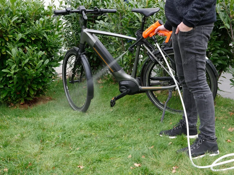 Yard Force LW C02B 20V Akku-Mitteldruckreiniger (22 bar, 220 l/h) – Mobiler, selbstansaugender Druckreiniger mit 5-in-1-Düse, 6m Schlauch & 2,5 Ah Akku
