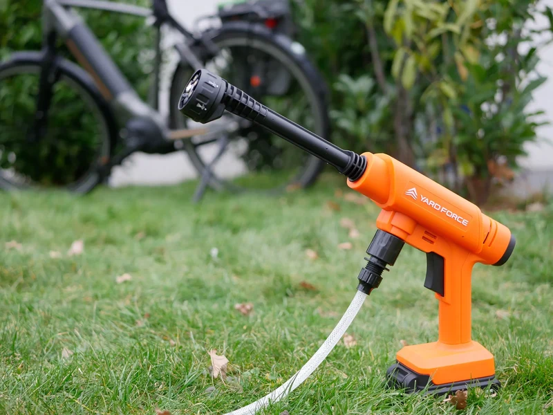 Yard Force LW C02B 20V Akku-Mitteldruckreiniger (22 bar, 220 l/h) – Mobiler, selbstansaugender Druckreiniger mit 5-in-1-Düse, 6m Schlauch & 2,5 Ah Akku