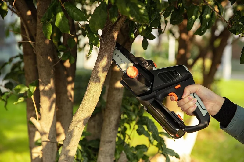 Yard Force iFlex LS F12 Mini-Kettensäge (12V, 4,0 Ah Akku) – Kompakte Akku-Handsäge (5" Schiene, 7 m/s) für präzisen Baumschnitt bis 100 mm