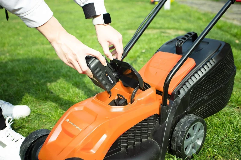 Yard Force LM C32A Akku-Rasenmäher 20V (32 cm Schnittbreite) – Kompakter Mäher inkl. 4,0 Ah Akku, bürstenlosem Motor & 30L Fangkorb für bis zu 200 m²
