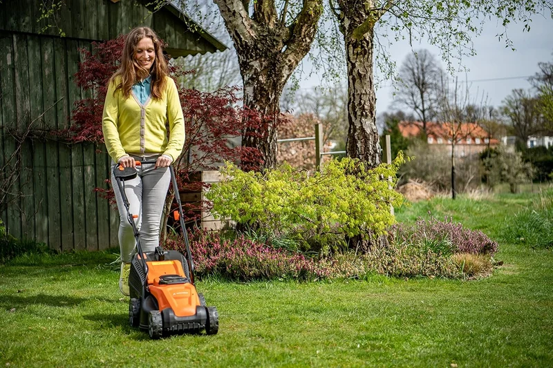 Yard Force LM C32A Akku-Rasenmäher 20V (32 cm Schnittbreite) – Kompakter Mäher inkl. 4,0 Ah Akku, bürstenlosem Motor & 30L Fangkorb für bis zu 200 m²