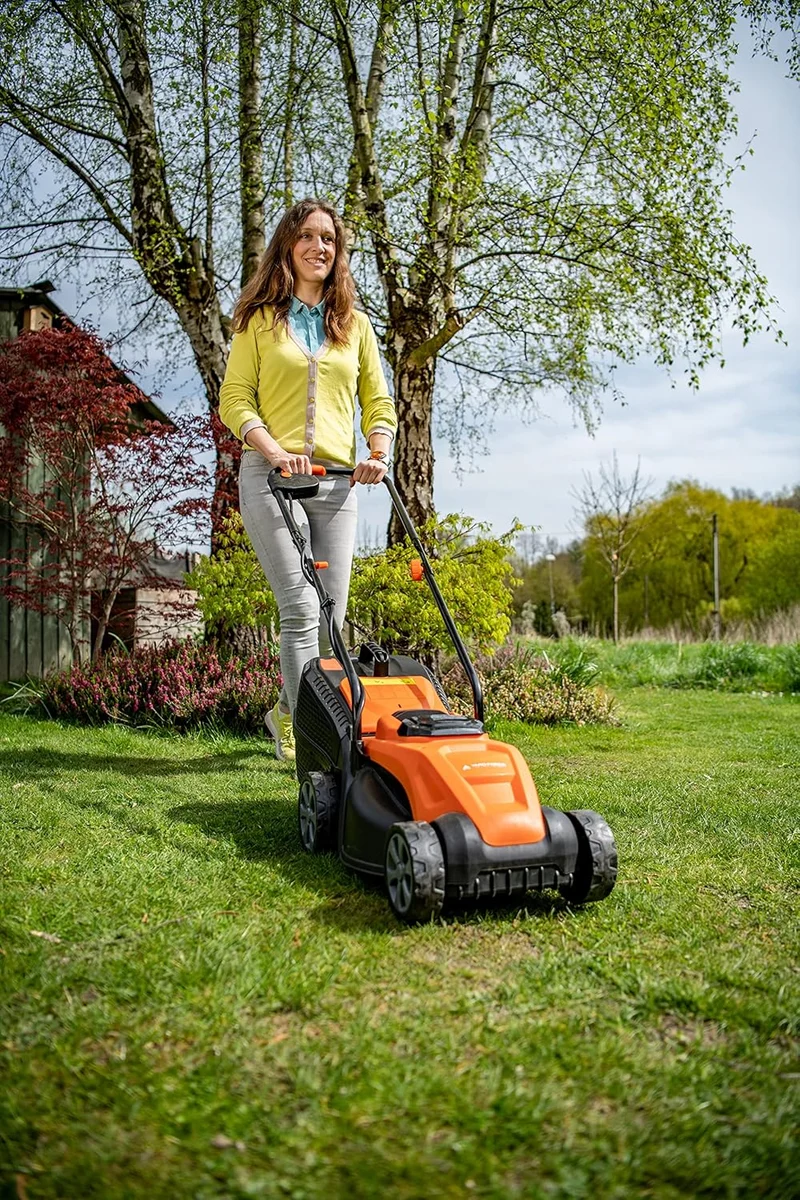 Yard Force LM C32A Akku-Rasenmäher 20V (32 cm Schnittbreite) – Kompakter Mäher inkl. 4,0 Ah Akku, bürstenlosem Motor & 30L Fangkorb für bis zu 200 m²