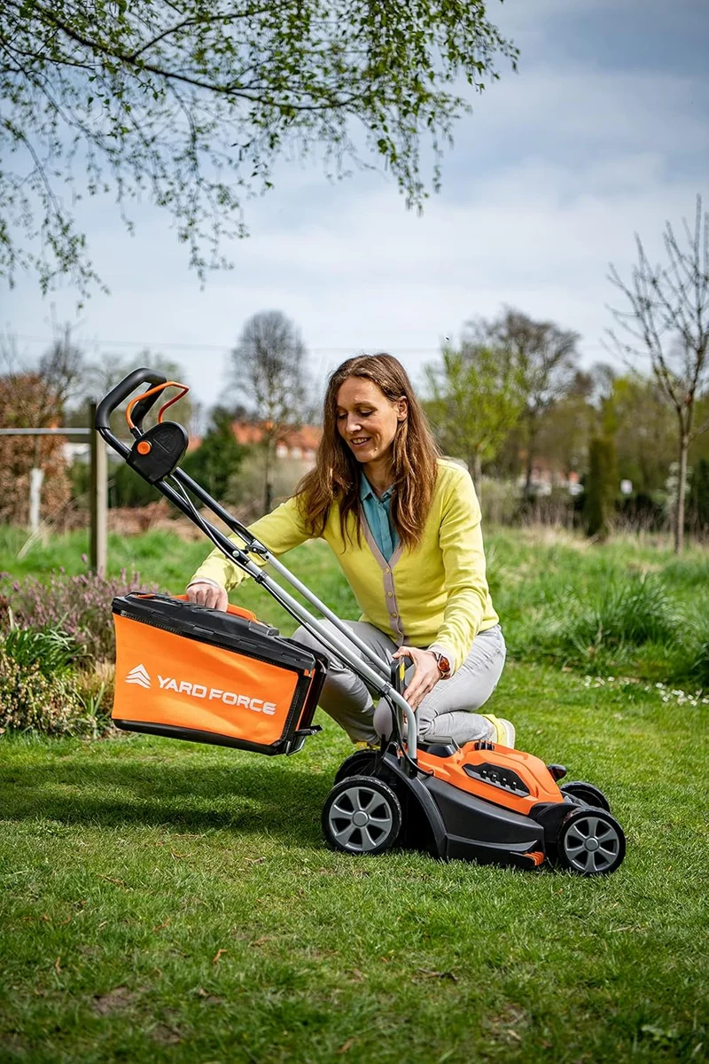 Yard Force LM C32A Akku-Rasenmäher 20V (32 cm Schnittbreite) – Kompakter Mäher inkl. 4,0 Ah Akku, bürstenlosem Motor & 30L Fangkorb für bis zu 200 m²