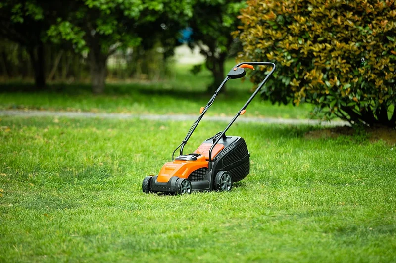 Yard Force LM C32A Akku-Rasenmäher 20V (32 cm Schnittbreite) – Kompakter Mäher inkl. 4,0 Ah Akku, bürstenlosem Motor & 30L Fangkorb für bis zu 200 m²