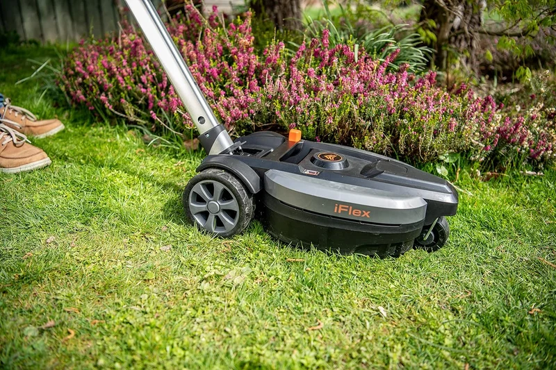 Yard Force iFlex LM F23 Kompakter Akku-Rasenmäher (12V 4Ah, 23 cm) – Wendiger Mulchmäher für Stadtgärten (bis 50 m²) mit 360°-Gelenk & Wechselgriff