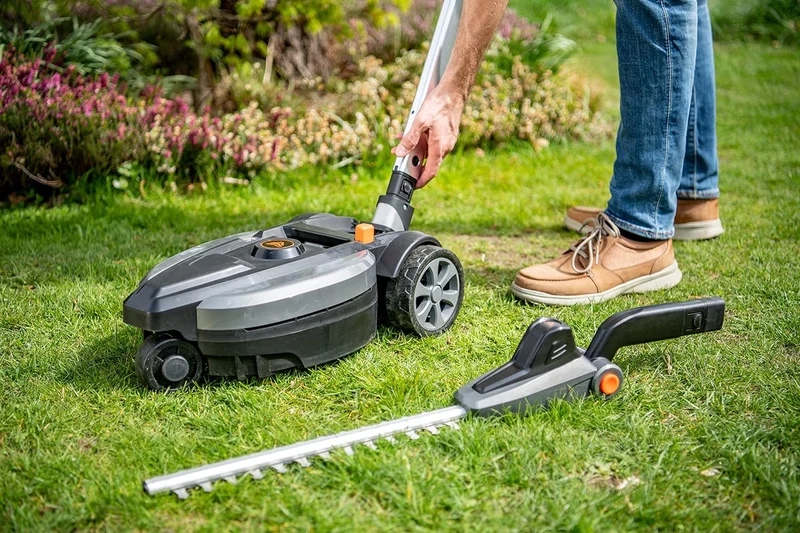 Yard Force iFlex 12V Akku-Heckenschere LH F35 inkl. 4,0 Ah Akku – Urban Gardening Langstiel-Heckenschere (170 cm, neigbarer Kopf, Klicksystem)