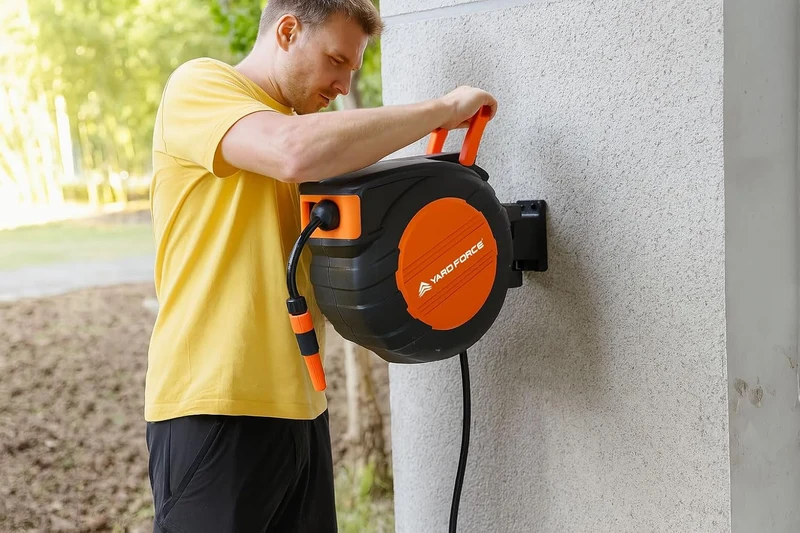 Yard Force HW HR20A Automatischer Schlauchaufroller (20 m) – Wand-Schlauchtrommel mit Auto-Rewind, 180° schwenkbar inkl. Sprühdüse & Anschluss-Kit