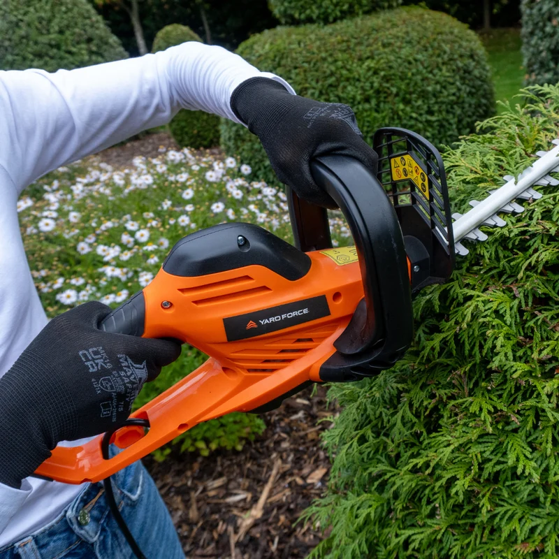 Yard Force 450W Elektro-Heckenschere EH U55 – 45 cm Schnittlänge, 16 mm Zahnabstand, Ultraleicht (3,4 kg), Rundum-Handgriff