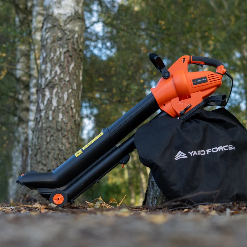 Yard Force 3000W Elektro-Laubsauger & Bläser EB U30 – 3-in-1 Funktion, 100-300 km/h, 15:1 Häckselverhältnis, Teleskoprohr mit Metallrechen, inkl. 45L Fangsack & 10m Kabel