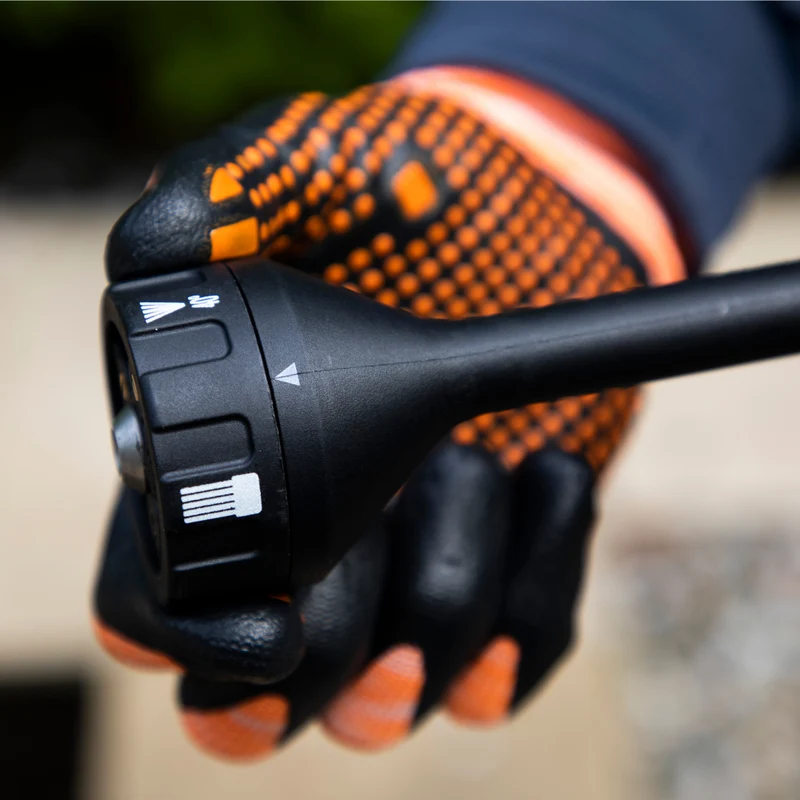 Yard Force 20V Akku-Druckreiniger LW C02A – max. 370 l/h Fördermenge, inkl. 20V 2,5 Ah Akku & Ladegerät, 5-in-1 Multifunktionsdüse, 2 Druckstufen, Kompakt & Portabel