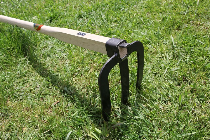 Japanische Zinkenhacke (für grobe Bodenarbeiten)